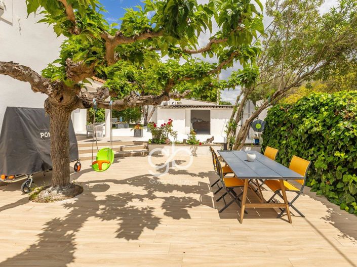 Image No.6-8 Bed House for sale