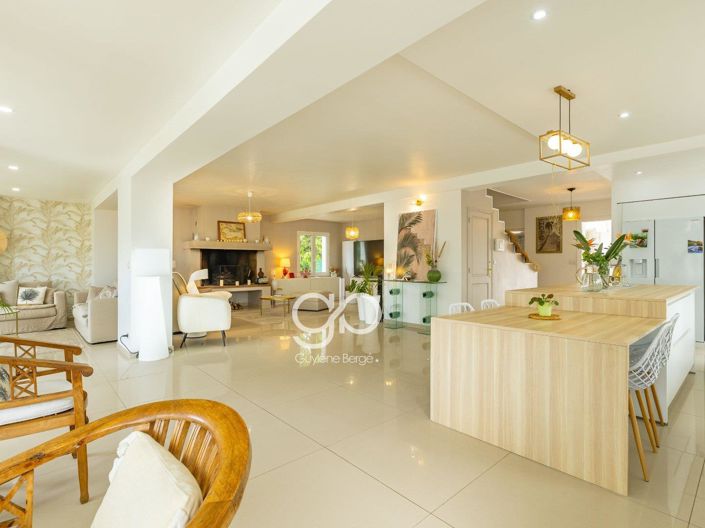 Image No.7-8 Bed House for sale