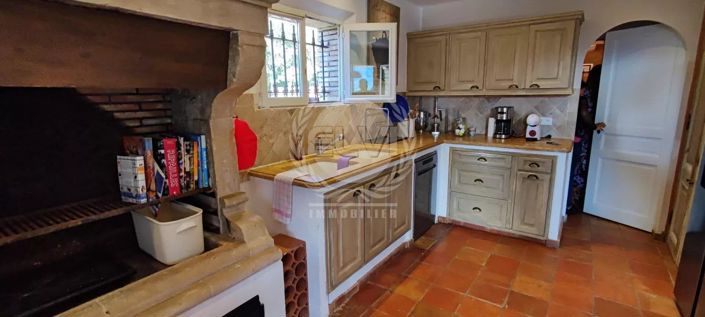 Image No.8-6 Bed House for sale