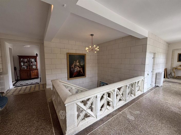 Image No.6-20 Bed House for sale