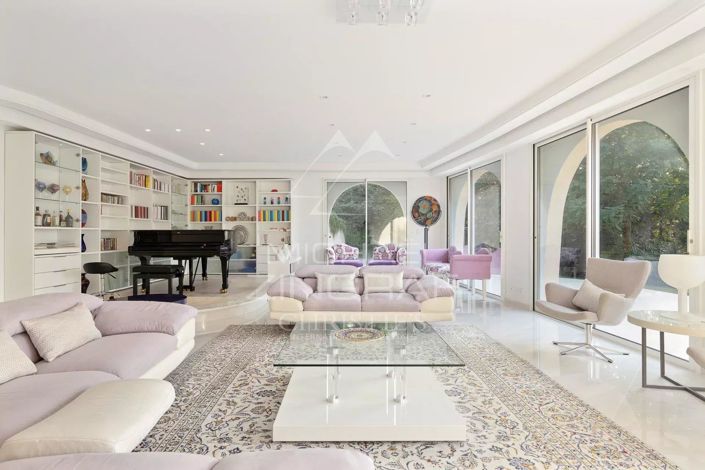 Image No.5-8 Bed House for sale