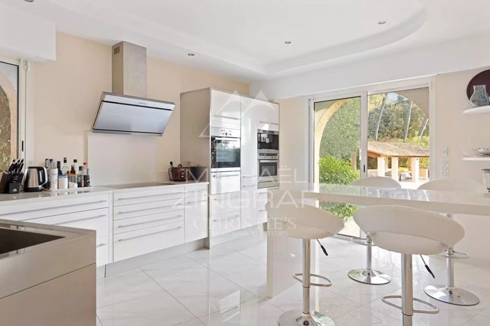 Image No.6-8 Bed House for sale