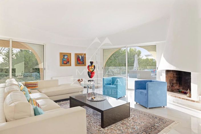 Image No.8-8 Bed House for sale