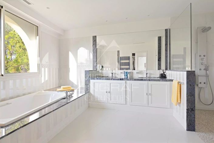 Image No.9-8 Bed House for sale