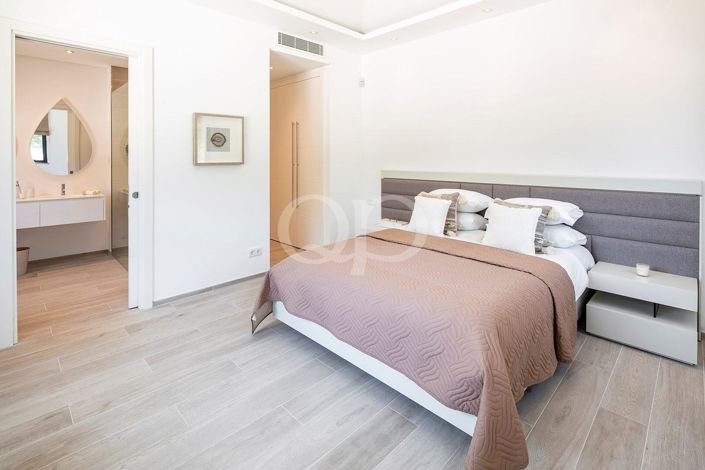 Image No.22-4 Bed House for sale