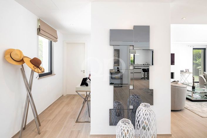 Image No.24-4 Bed House for sale