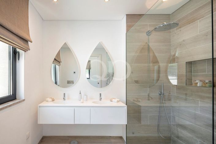 Image No.9-4 Bed House for sale