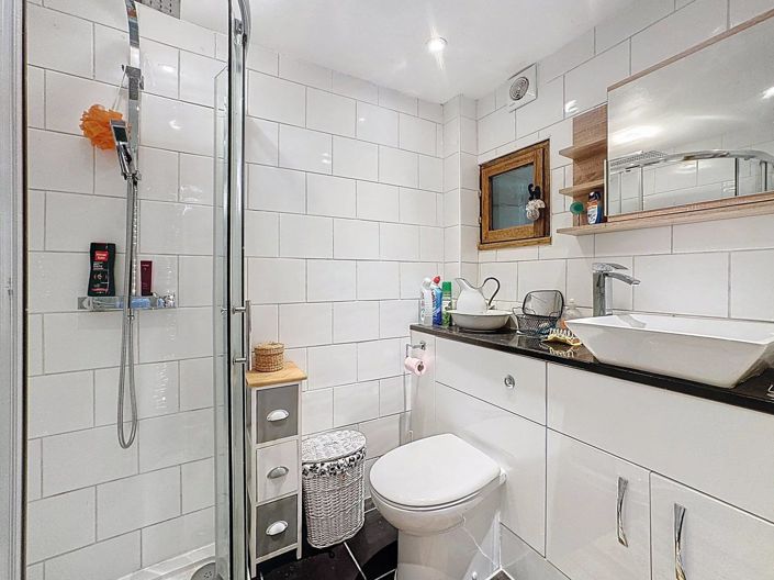 Image No.18-8 Bed House for sale