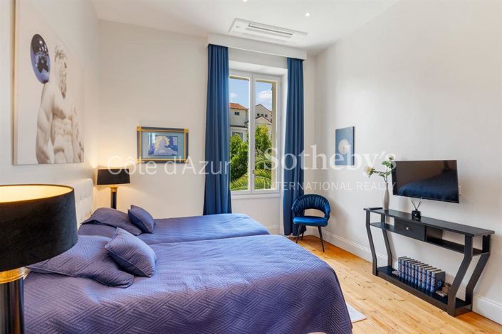 Image No.10-10 Bed Property for sale