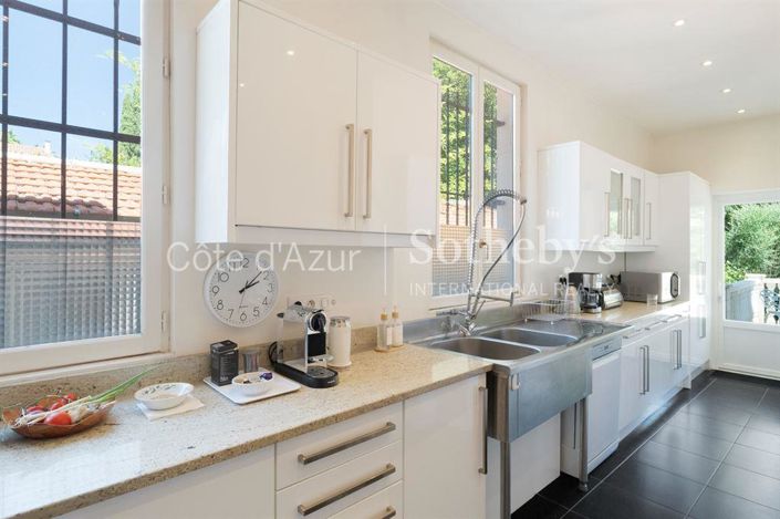 Image No.16-10 Bed Property for sale