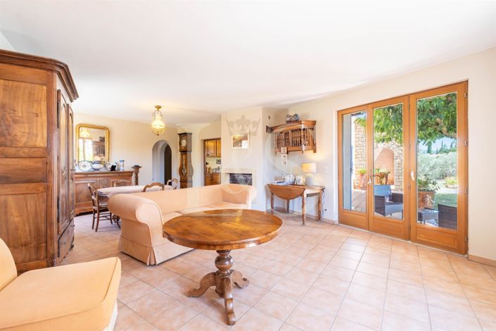 Image No.8-6 Bed House for sale