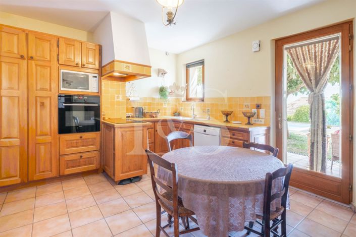 Image No.9-6 Bed House for sale