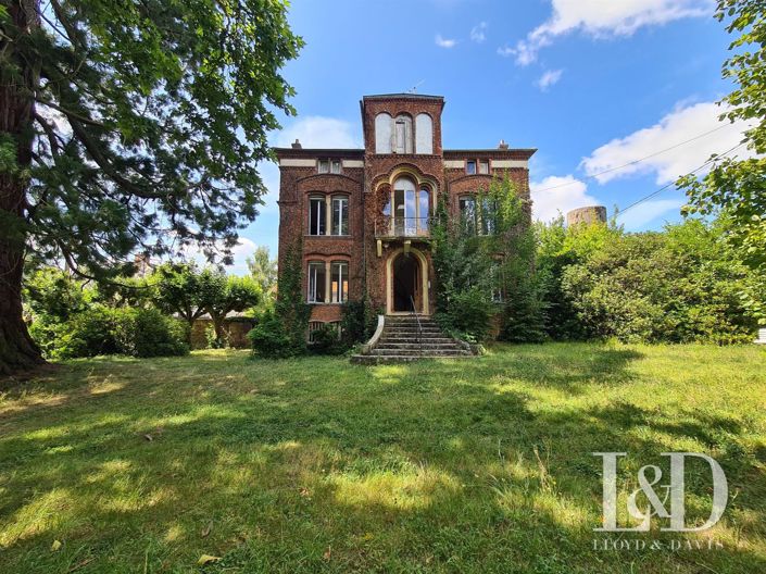 Image No.1-8 Bed House for sale