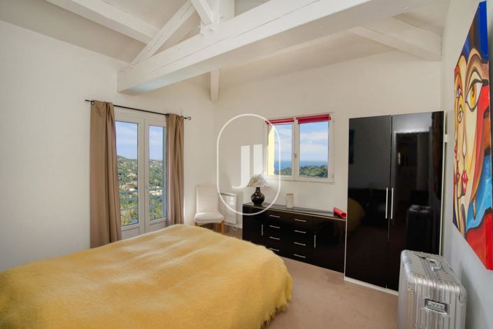 Image No.8-4 Bed House for sale