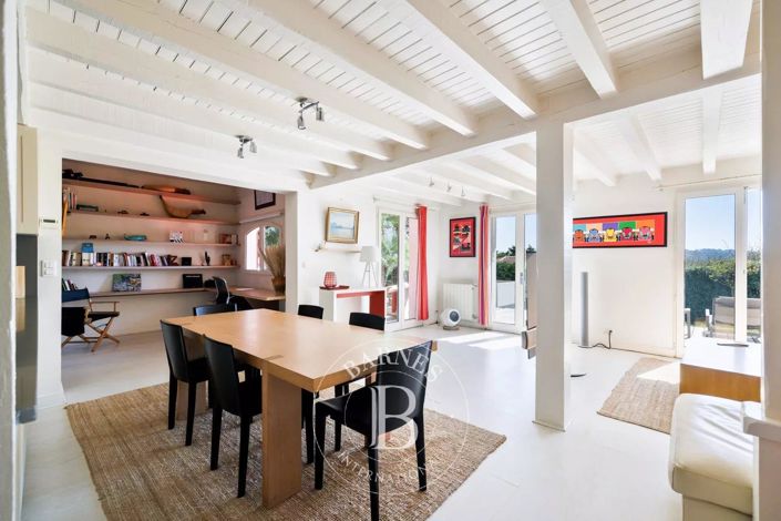 Image No.7-5 Bed House for sale