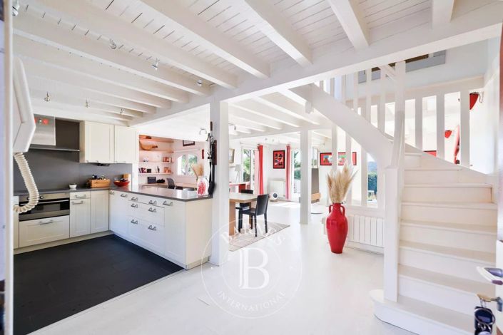 Image No.8-5 Bed House for sale