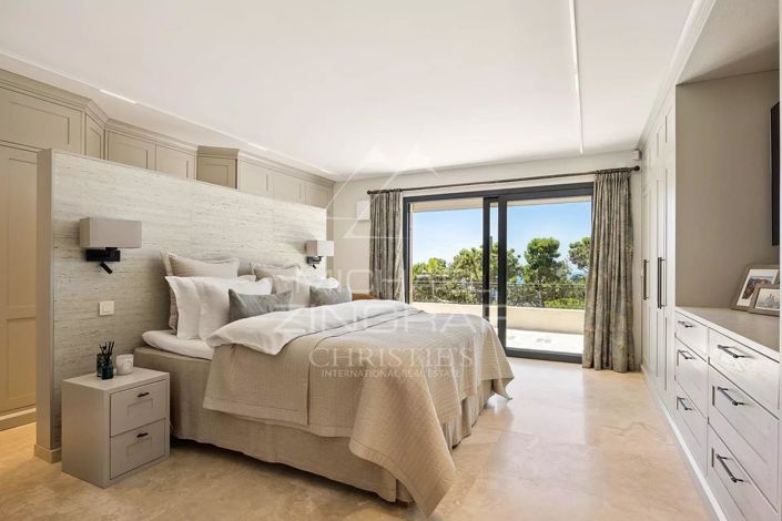 Image No.8-5 Bed House for sale