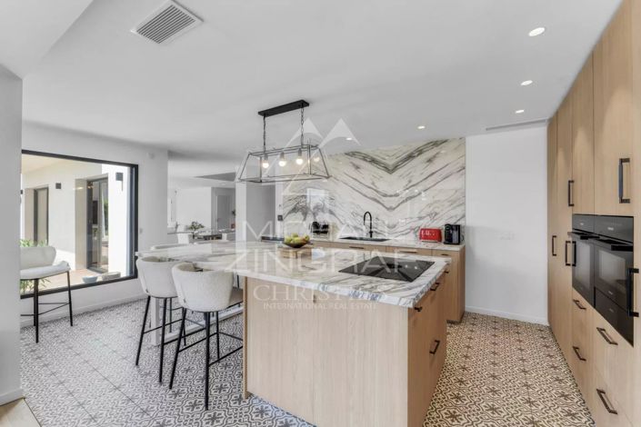 Image No.8-4 Bed House for sale