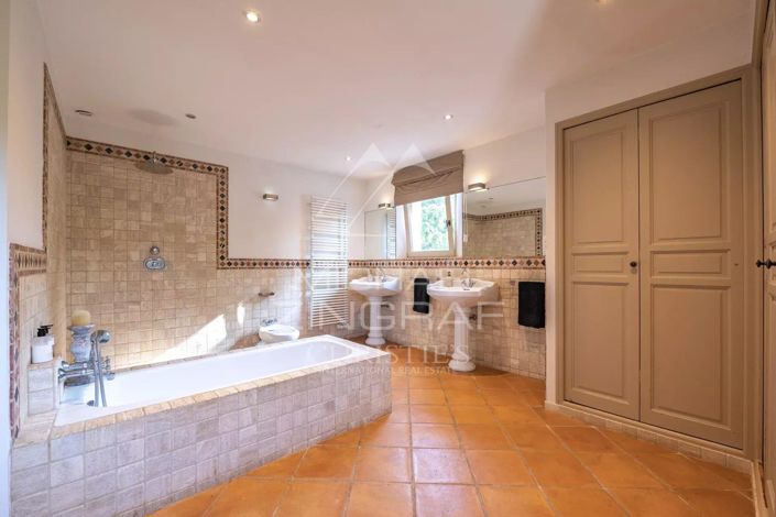 Image No.8-4 Bed House for sale