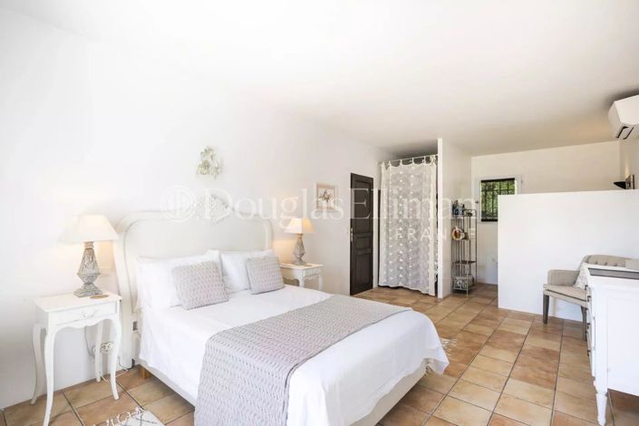 Image No.8-4 Bed House for sale