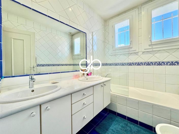 Image No.9-5 Bed House for sale