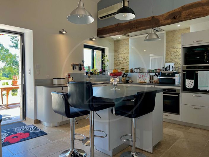 Image No.5-10 Bed House for sale