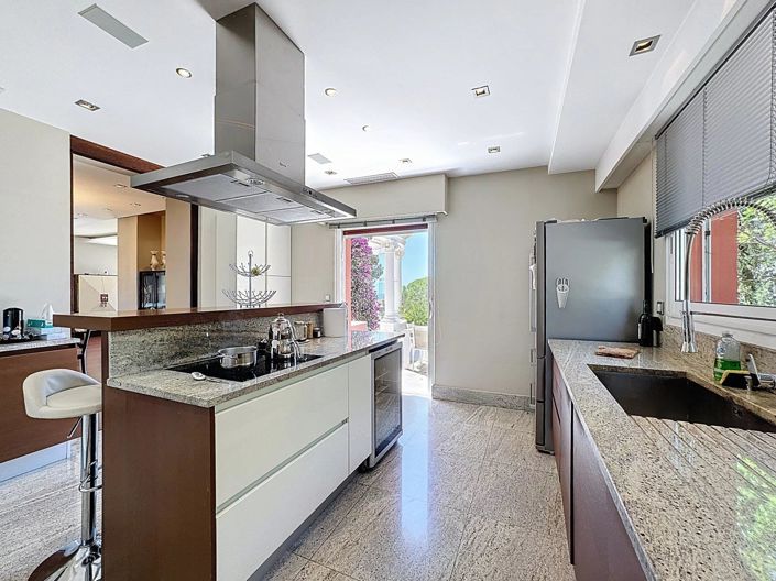 Image No.8-6 Bed House for sale