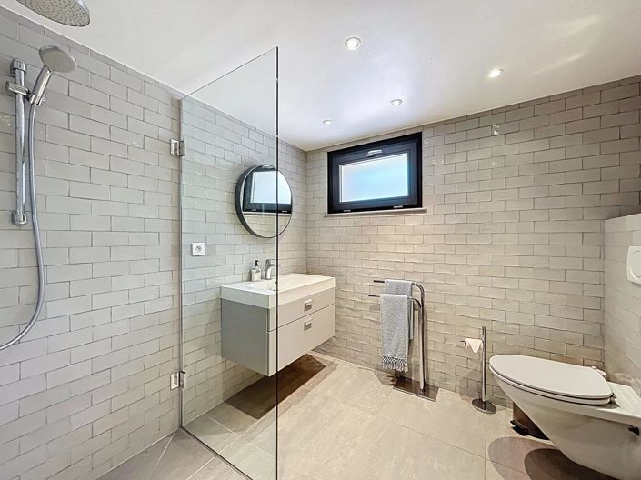 Image No.20-6 Bed House for sale