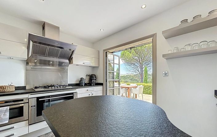 Image No.9-6 Bed House for sale