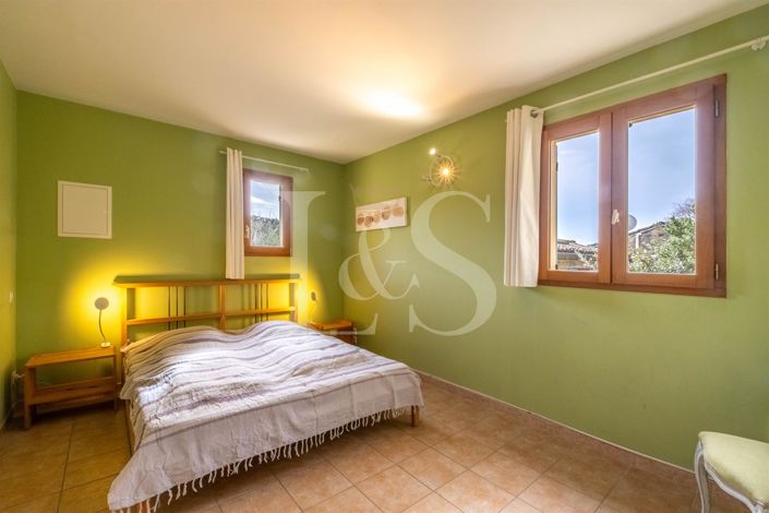 Image No.28-6 Bed House for sale