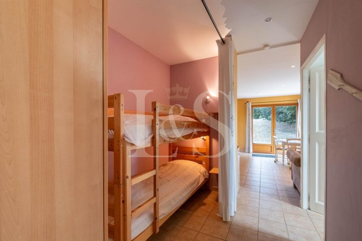 Image No.30-6 Bed House for sale