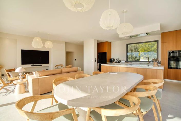 Image No.10-6 Bed House for sale