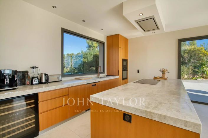 Image No.11-6 Bed House for sale