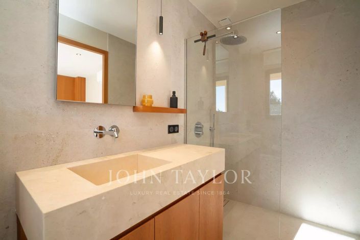 Image No.18-6 Bed House for sale