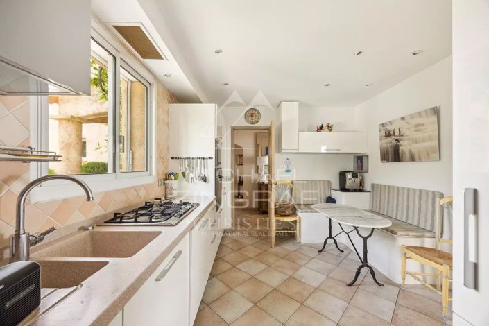 Image No.5-6 Bed House for sale