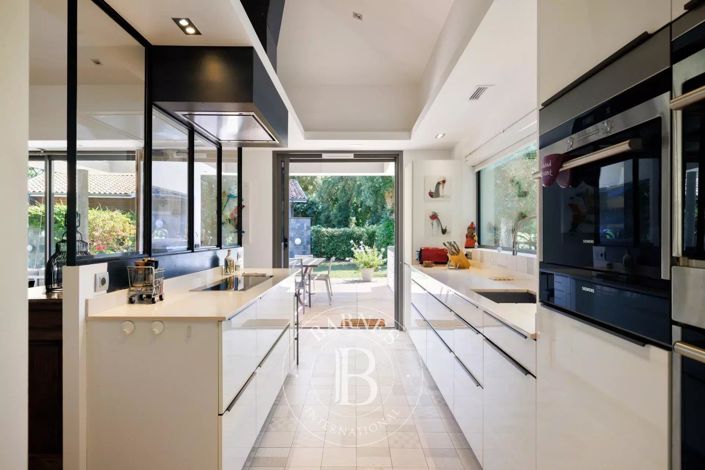 Image No.10-3 Bed House for sale