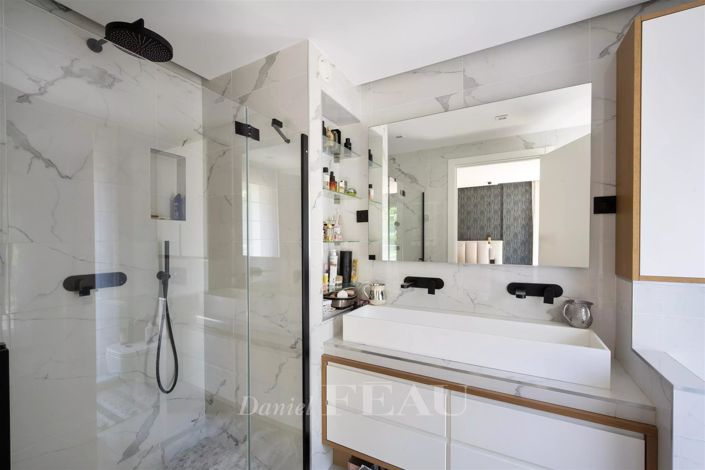 Image No.15-6 Bed House for sale