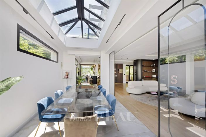 Image No.8-6 Bed House for sale