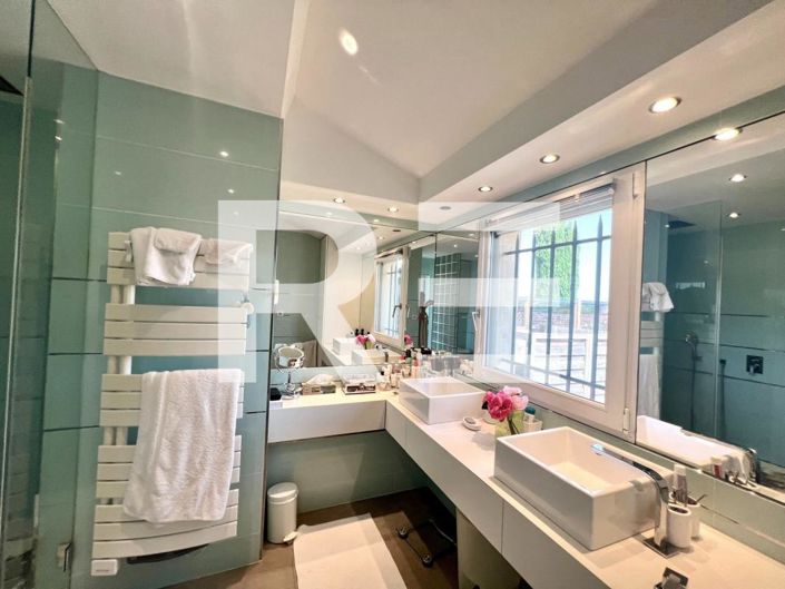 Image No.8-7 Bed House for sale