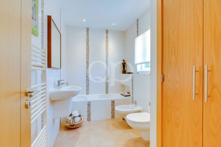 Image No.47-5 Bed House for sale