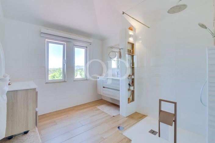 Image No.8-5 Bed House for sale