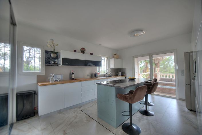 Image No.9-5 Bed House for sale