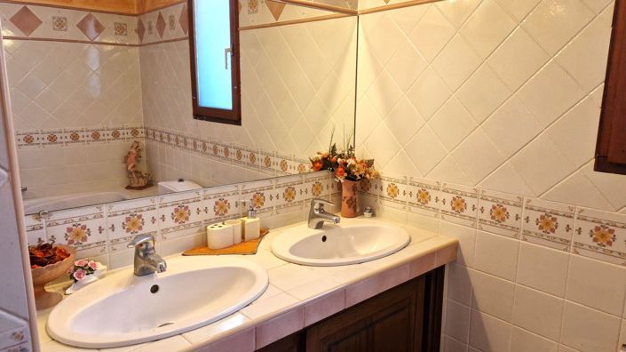 Image No.12-7 Bed House for sale