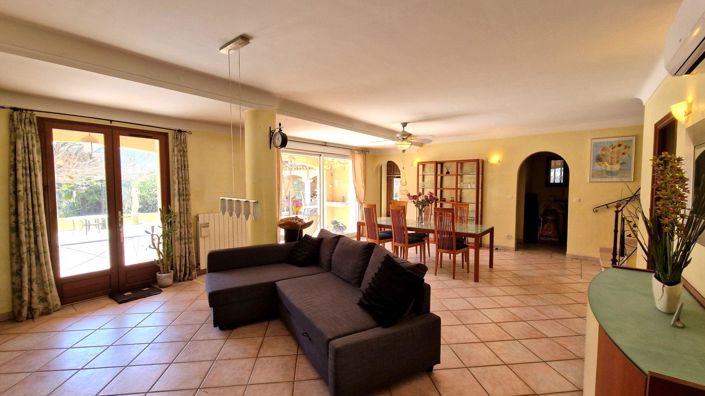 Image No.8-7 Bed House for sale