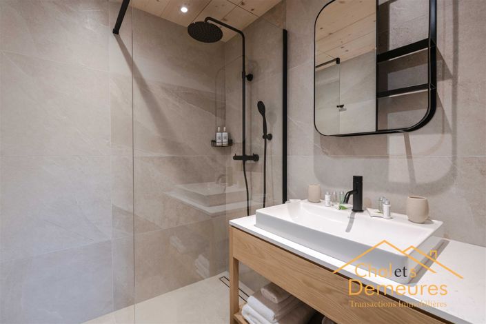 Image No.8-5 Bed House for sale