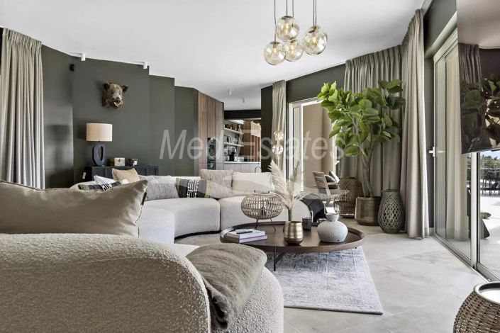 Image No.8-5 Bed House for sale