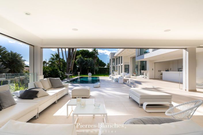 Image No.4-4 Bed Property for sale