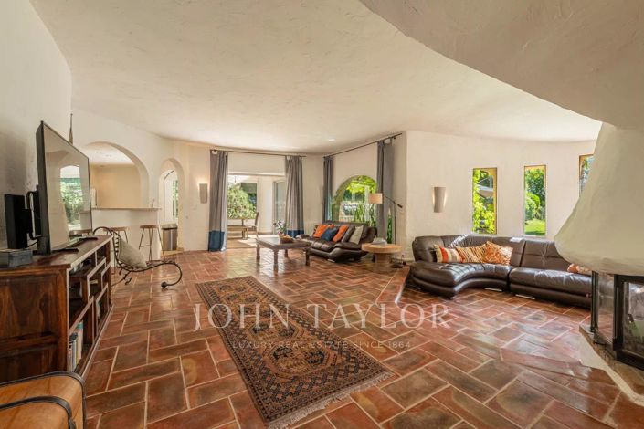 Image No.5-5 Bed House for sale