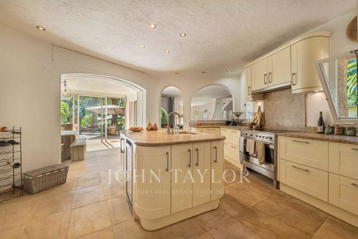 Image No.6-5 Bed House for sale