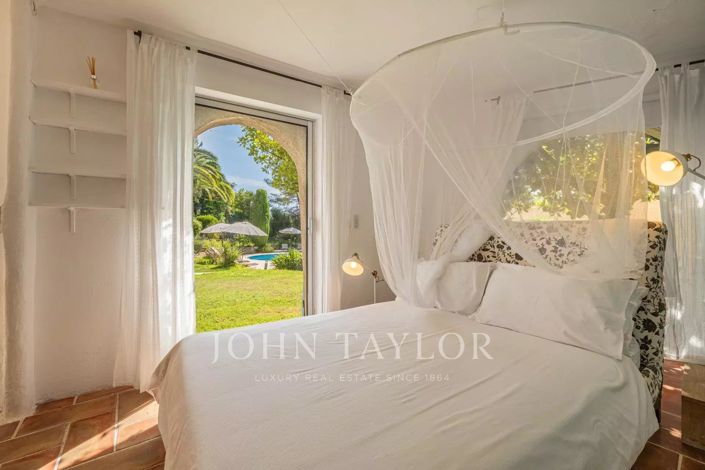 Image No.8-5 Bed House for sale